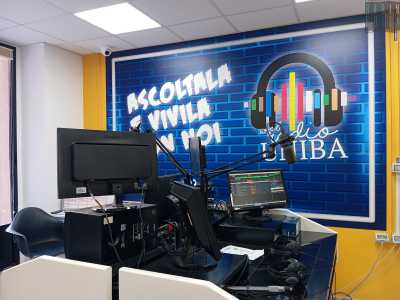 Sulla sinistra sono posizionati microfoni, consolle e numerosi schermi dai quali � possibile monitorare l�andamento della diretta 